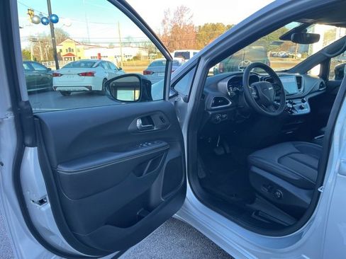 New 2026 Chrysler Pacifica Select w/ S Appearance Package image 4