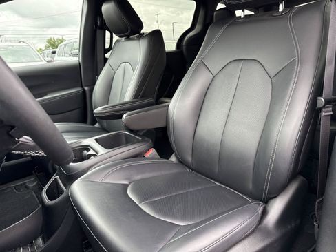 Used 2025 Chrysler Pacifica Select FWD image 8