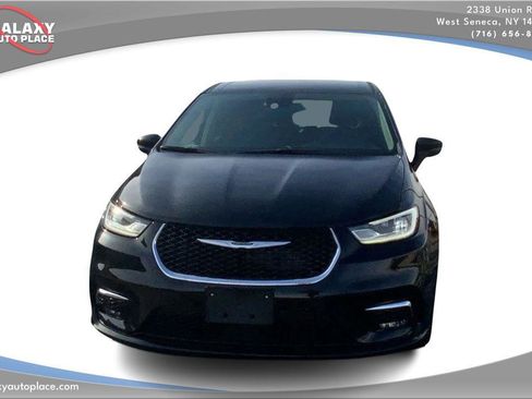 Used 2024 Chrysler Pacifica Select image 2