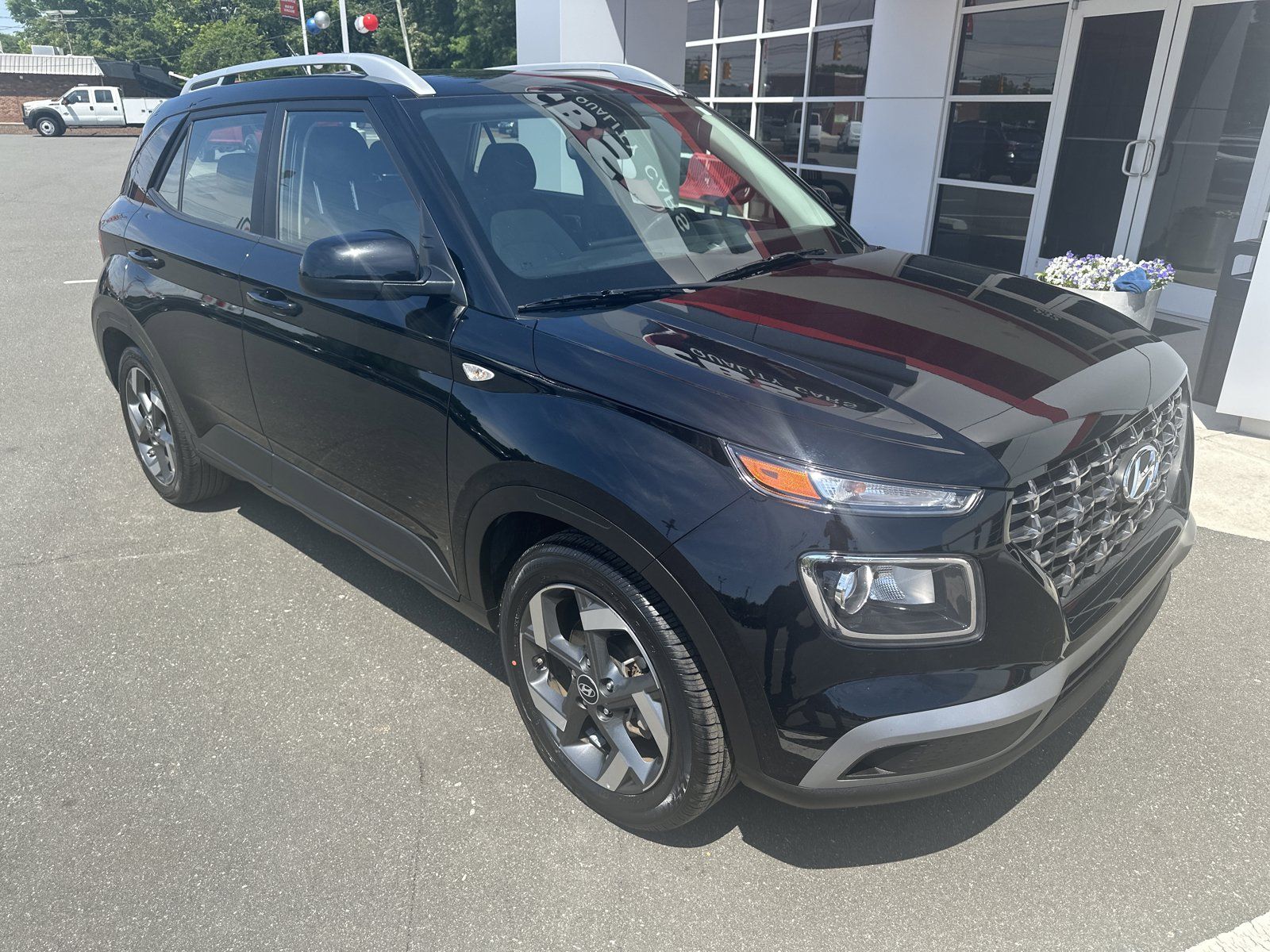 Used 2025 Hyundai Venue SEL FWD image 2
