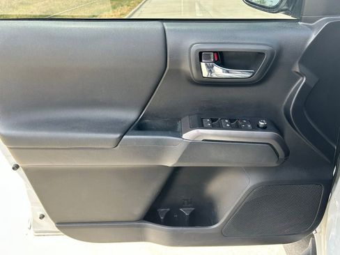 Used 2018 Toyota Tacoma TRD Off-Road AWD/4WD image 10