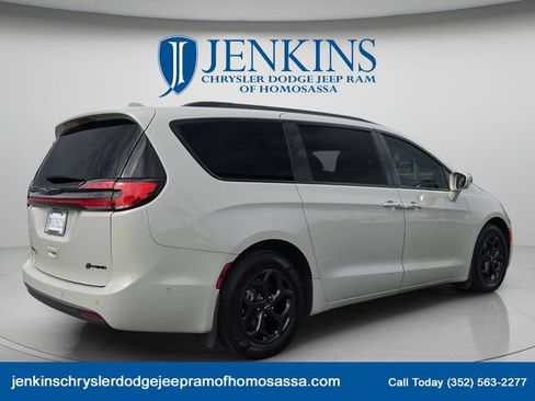 Used 2021 Chrysler Pacifica Touring-L w/ Uconnect Theater Family Group FWD image 4