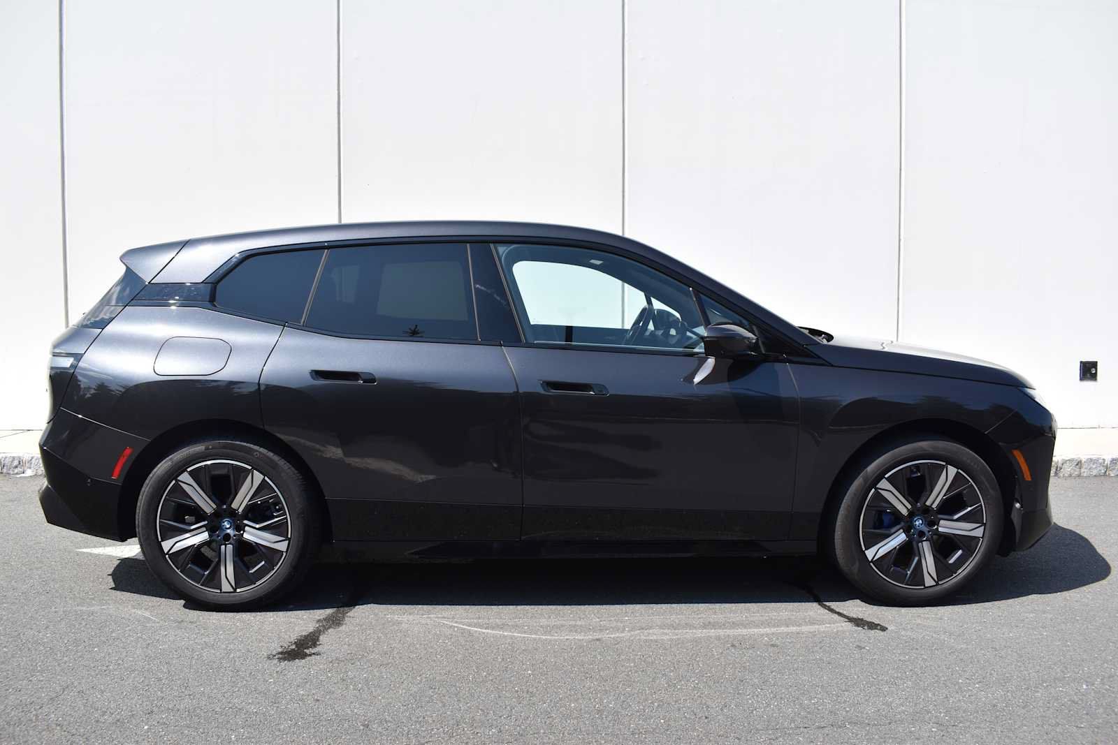 Used 2024 BMW iX xDrive50 w/ Sport Package AWD/4WD image 4