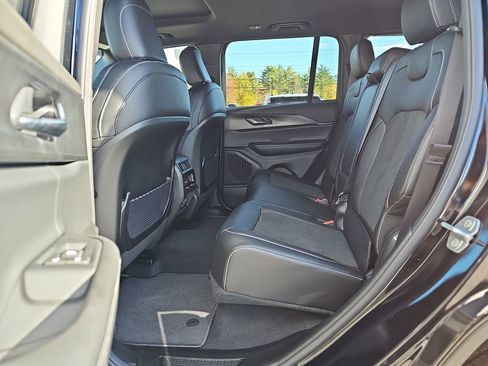 New 2025 Jeep Grand Cherokee Altitude image 28