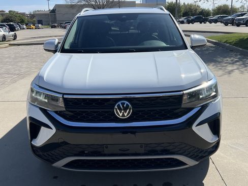 Certified 2023 Volkswagen Taos SE w/ Panoramic Sunroof Package image 3