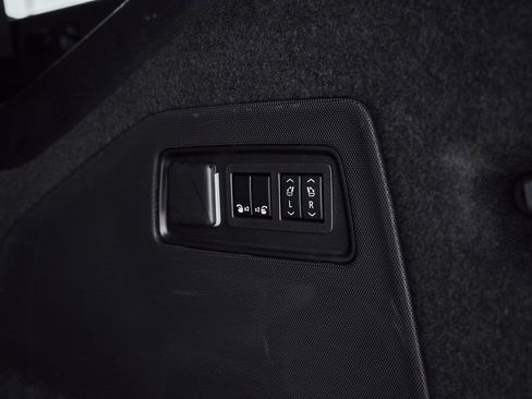 Used 2025 Cadillac Escalade ESV Sport AWD/4WD image 18