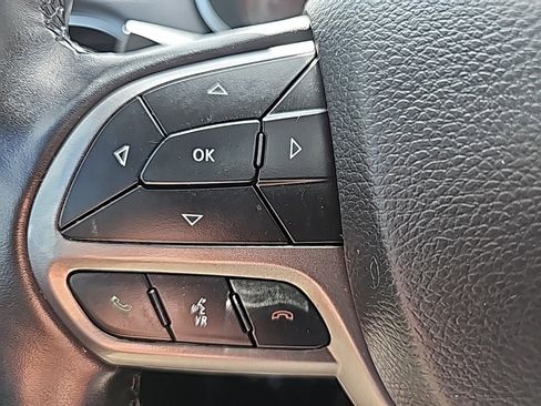 Certified 2021 Jeep Cherokee Latitude Plus w/ Sun & Sound Group image 32