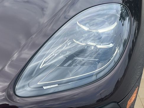 Certified 2023 Porsche Macan AWD/4WD image 11