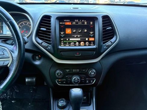 Used 2015 Jeep Cherokee Latitude w/ Comfort/Convenience Group AWD/4WD image 19