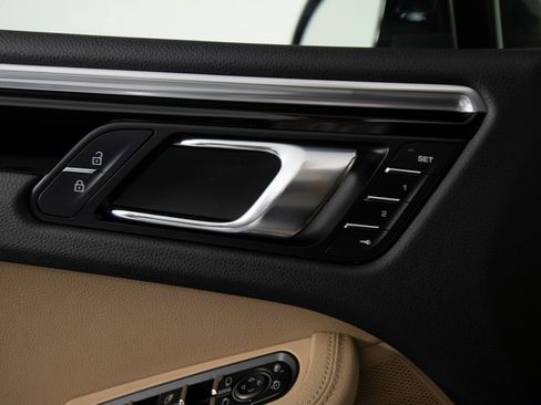 Certified 2021 Porsche Macan S AWD/4WD image 19