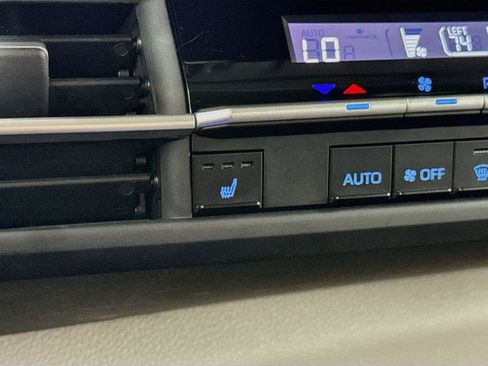 Certified 2024 Toyota Sienna XLE FWD image 7