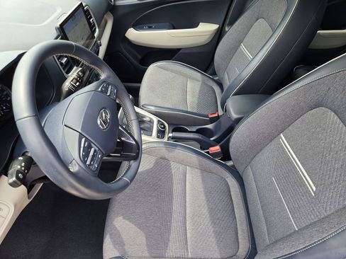 Used 2022 Hyundai Venue Limited FWD image 18