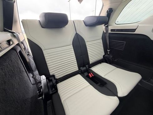 New 2026 Land Rover Discovery Limited Edition AWD/4WD image 17