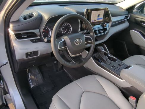 Certified 2023 Toyota Highlander XLE image 9