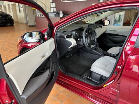 Used 2022 Toyota Corolla LE FWD image 14