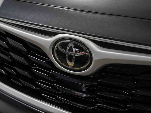 Certified 2023 Toyota Highlander XLE FWD image 8