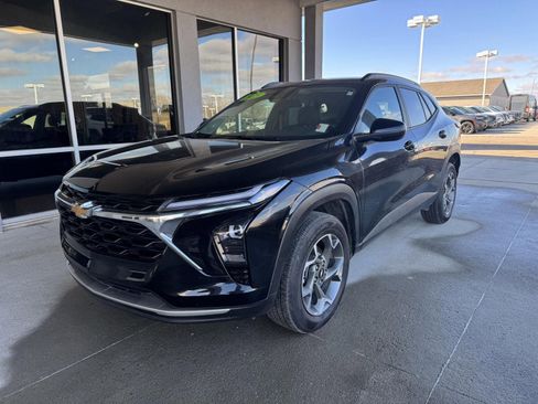 Used 2025 Chevrolet Trax LT w/ LT Convenience Package image 3