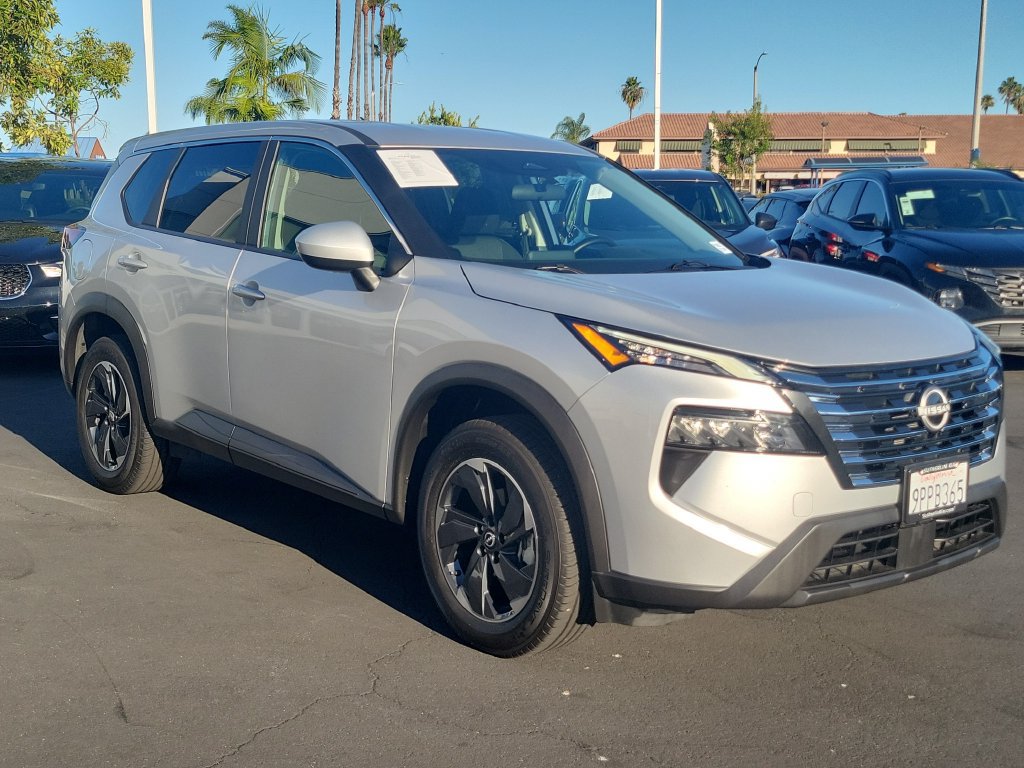 Used 2025 Nissan Rogue SV FWD image 3