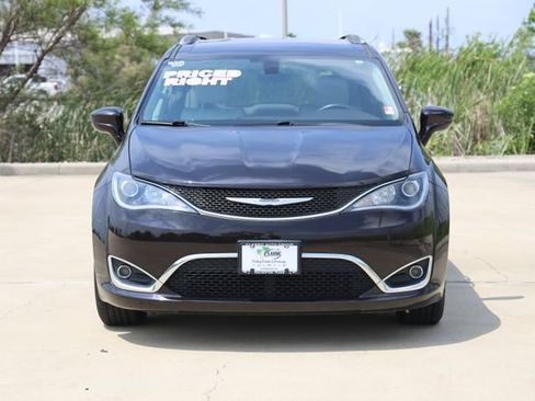 Used 2018 Chrysler Pacifica Touring-L w/ Tire & Wheel Group FWD image 2
