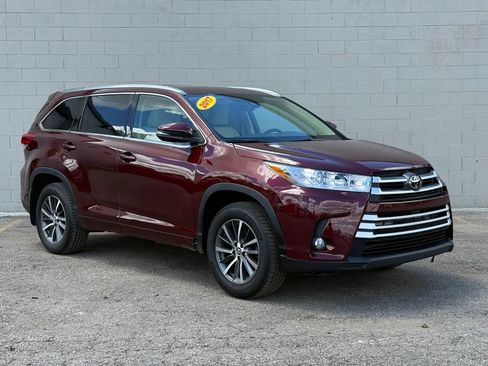 Used 2017 Toyota Highlander XLE w/ Carpet Mat Package AWD/4WD image 15
