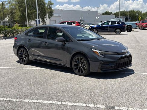 Used 2023 Toyota Corolla SE FWD image 2