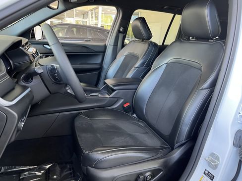 Used 2024 Jeep Grand Cherokee Altitude RWD image 2