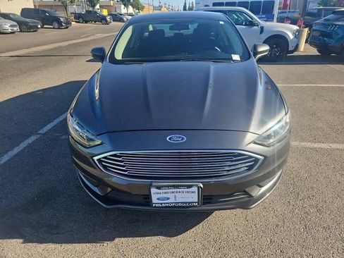 Used 2017 Ford Fusion SE FWD image 2