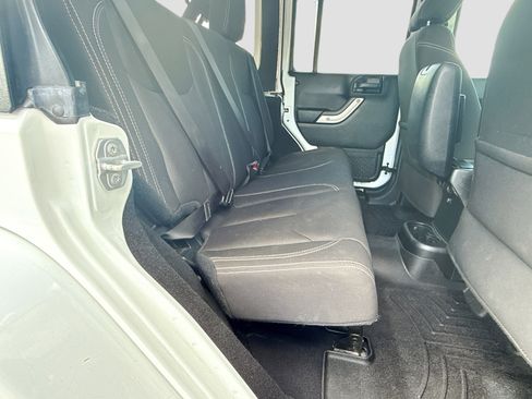 Used 2018 Jeep Wrangler Unlimited Sahara AWD/4WD image 18