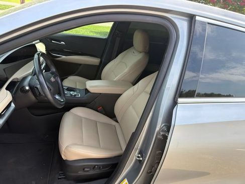 Used 2024 Cadillac XT4 Luxury w/ Cold Weather Package FWD image 7