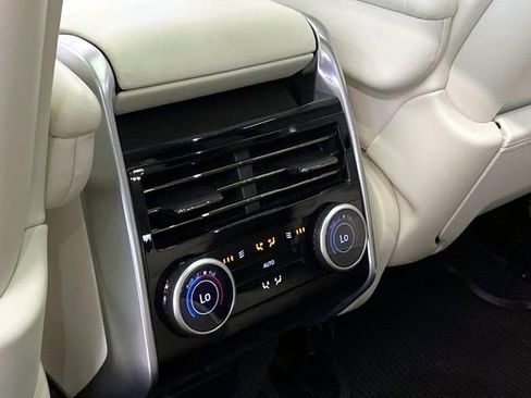 Used 2025 Land Rover Range Rover Long Wheelbase SE image 16