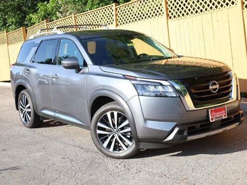 Certified 2025 Nissan Pathfinder Platinum FWD image 2
