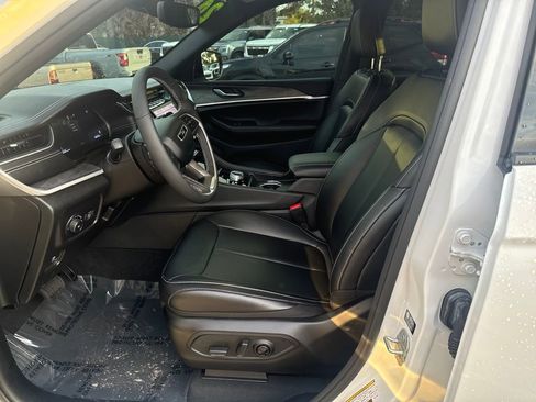 Used 2024 Jeep Grand Cherokee Limited AWD/4WD image 9