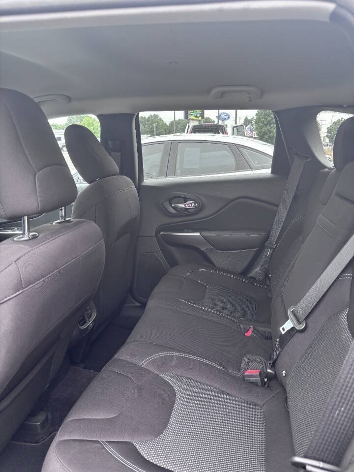 Used 2019 Jeep Cherokee Latitude w/ Popular Appearance Group AWD/4WD image 8