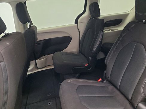 Used 2023 Chrysler Voyager LX FWD image 18