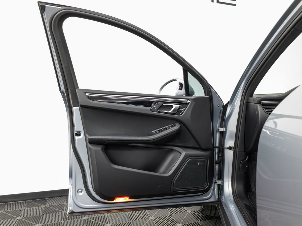 Certified 2026 Porsche Macan AWD/4WD image 12