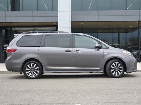 Used 2018 Toyota Sienna Limited Premium image 28