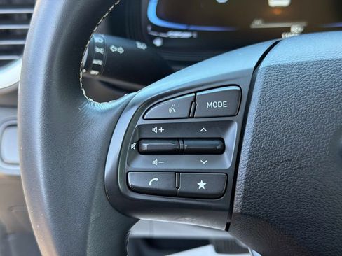Used 2025 Hyundai Venue Limited FWD image 30