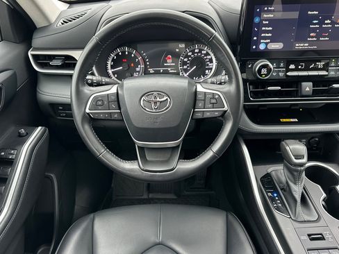 Certified 2023 Toyota Highlander XLE image 13