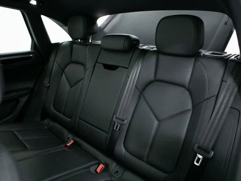 Certified 2022 Porsche Macan image 30