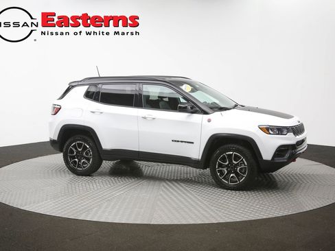 Used 2025 Jeep Compass Trailhawk w/ Trailer Tow Group AWD/4WD image 45