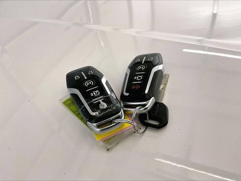 Used 2017 Ford Explorer XLT w/ Equipment Group 202A AWD/4WD image 9