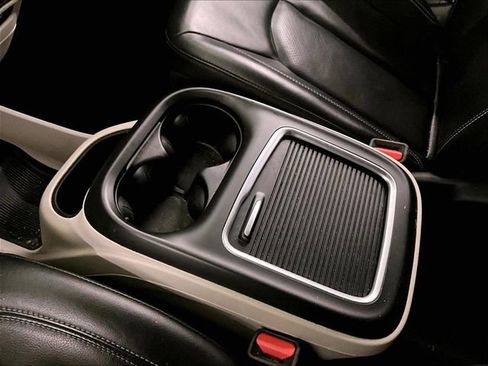 Used 2022 Chrysler Pacifica Touring-L FWD image 16