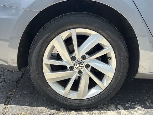 Used 2018 Volkswagen Passat 2.0T SE w/ SE Lighting Package FWD image 9