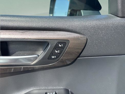 Used 2023 Toyota Highlander Platinum image 28