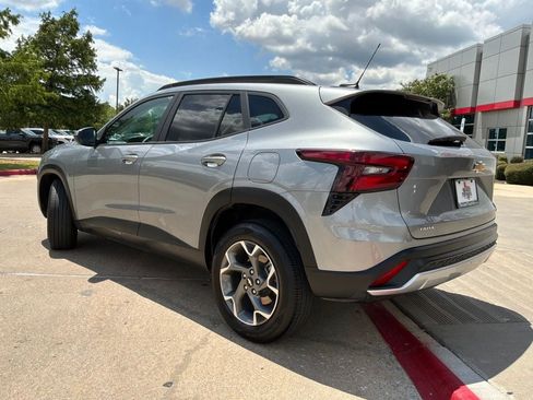 Used 2025 Chevrolet Trax LT FWD image 8