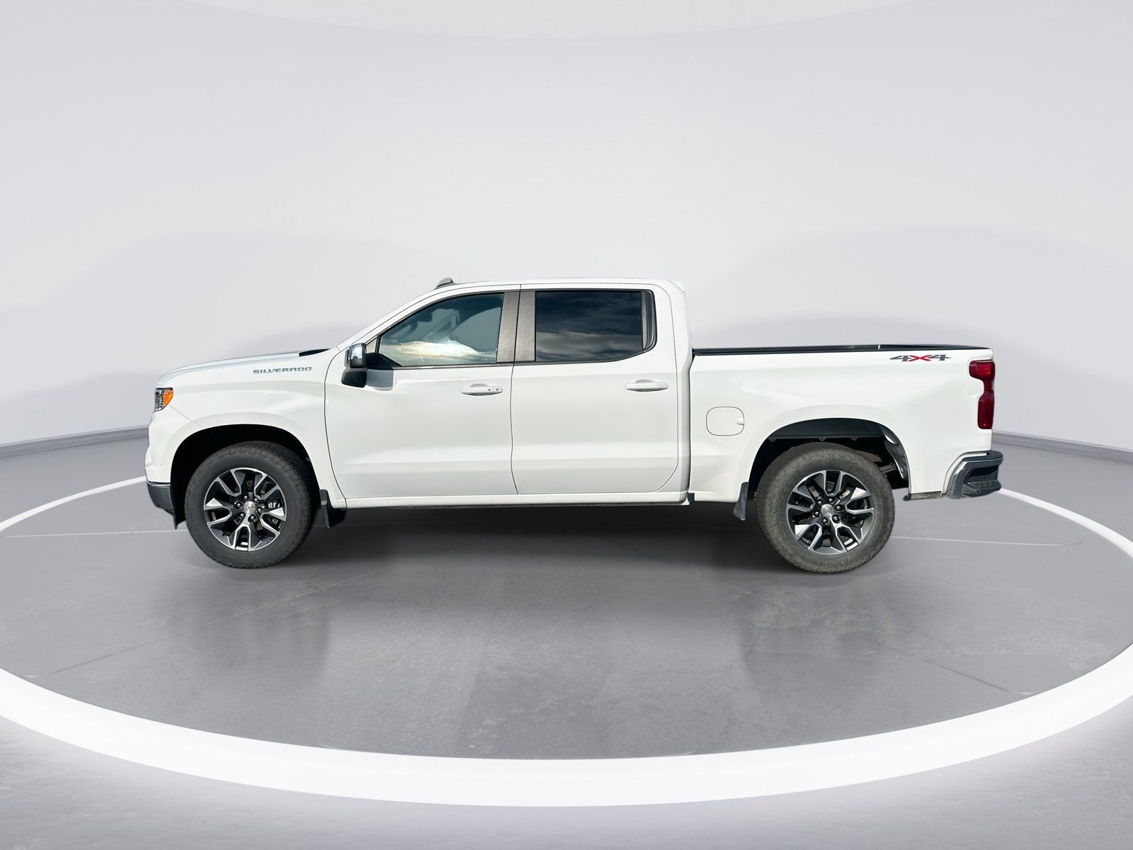 Used 2024 Chevrolet Silverado 1500 LT AWD/4WD image 6