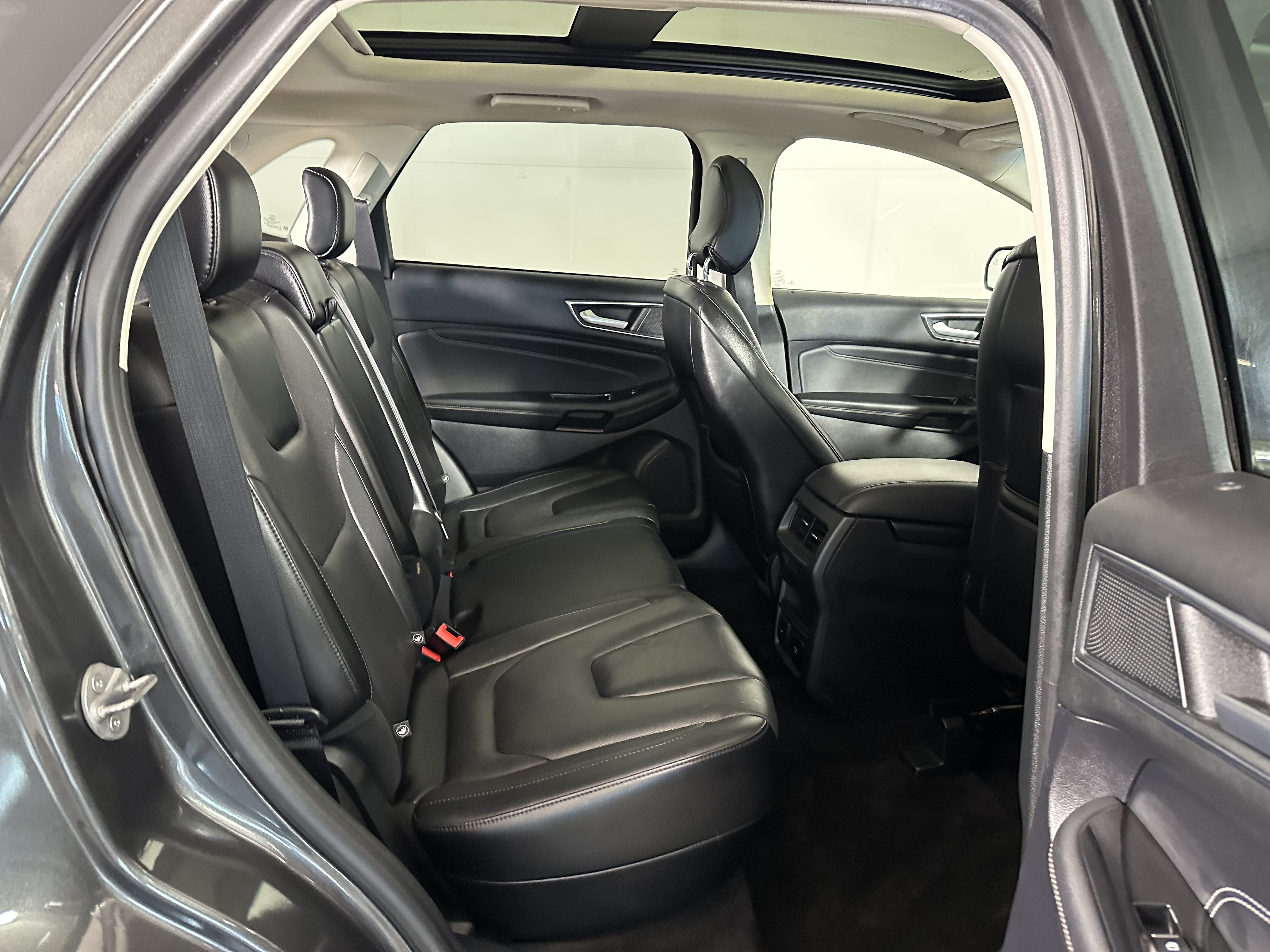 Used 2019 Ford Edge Titanium w/ Equipment Group 301A AWD/4WD image 23