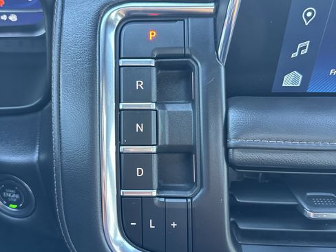 Used 2024 Chevrolet Suburban High Country image 28