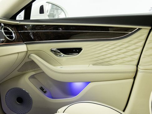 Used 2026 Bentley Flying Spur Plug-In Hybrid image 40