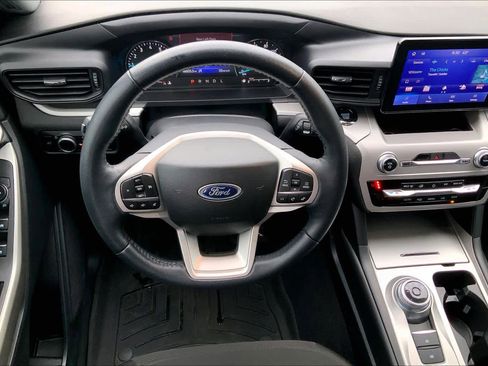 Certified 2023 Ford Explorer XLT image 5